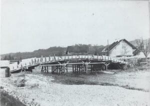 1907: Bau der neuen Beton-Bogenbrücke