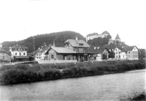 1910: Ganz rechts das Schulhaus mit angebauter Toilettenanlage