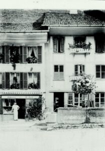 1925: Links Bäckerei Iseli, rechts Schuhladen Vögeli-Ruprecht