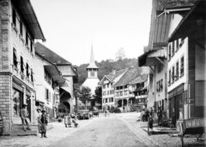 1910: Neben der Kirche rechts das "Naglerhus" von Sattler Dölf Klopfstein