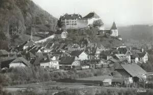 1934: Noch steht die gewaltige Schloss Scheune