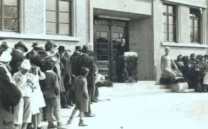1934: Schulhaus Einweihungsfeier. Am Rednerpult: Ernst Zingg "Syndic"