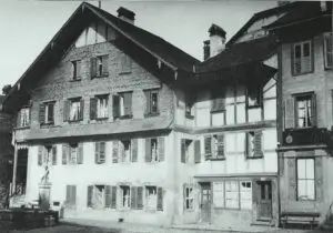 1935: Das alte Burgerhaus, rechts das Staufferhaus, im Zwischenbau wohnte Familie Jakob
