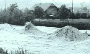 1936: Hochwasser, im Hintergrund Haus Ruprecht, Gillenau