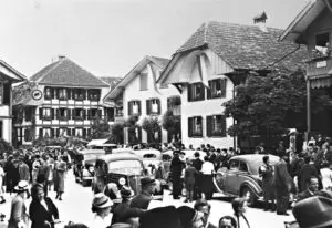 1939: 21. Juni 600 Jahre Laupen Schlachtfeier, im Hintergrund Blide, bereit für den Umzug
