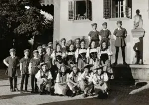 1945: Trachtemeitschi mit Trommler und Pfeifer Corps