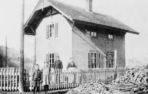 1930: Bahnwärterhäuschen neben der STB-Station Saanebrücke - Kriechenwil