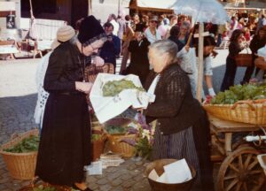 Frau Olga Schütz am "Feschtmärit"